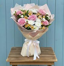 Букет цветов из:  Гвоздики, Орхидеи и Розы в Краснощёково