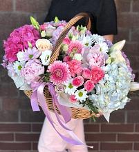 Цветочная композиция из Розы, Хризантемы, Пионы и Лизиантусы в корзине в Краснощёково