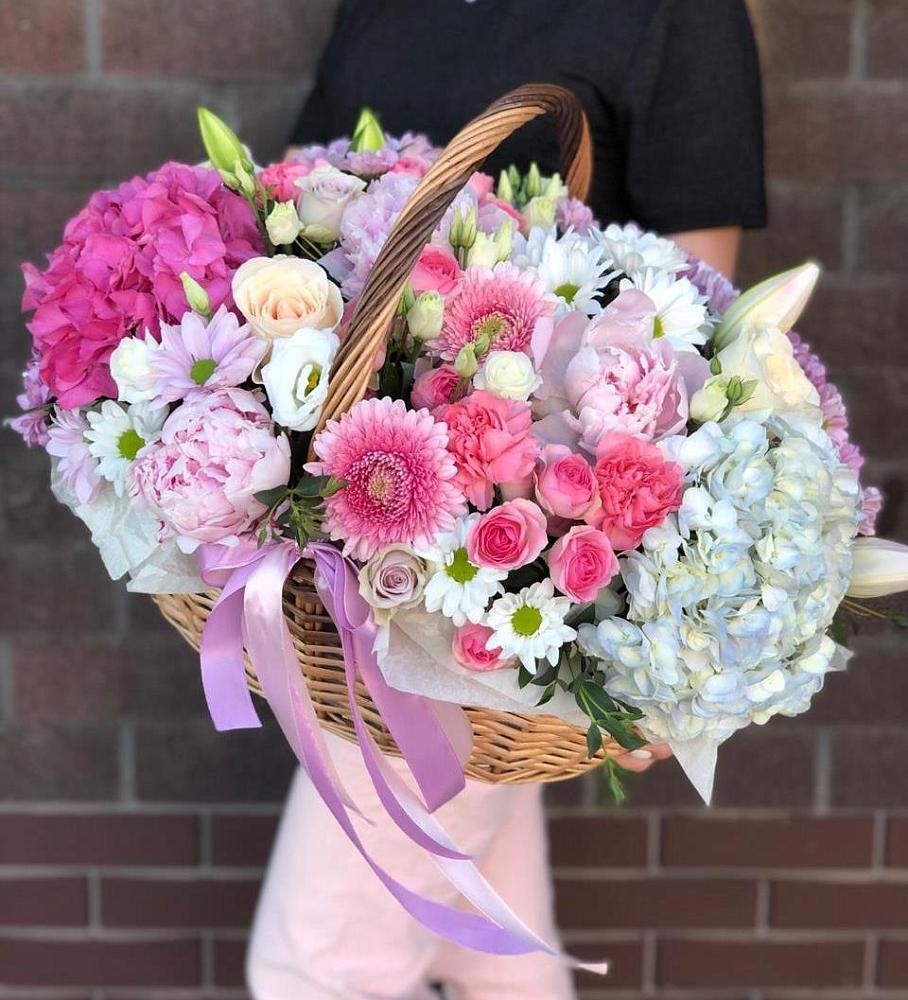 Цветочная композиция из Розы, Хризантемы, Пионы и Лизиантусы в корзине в Краснощёково