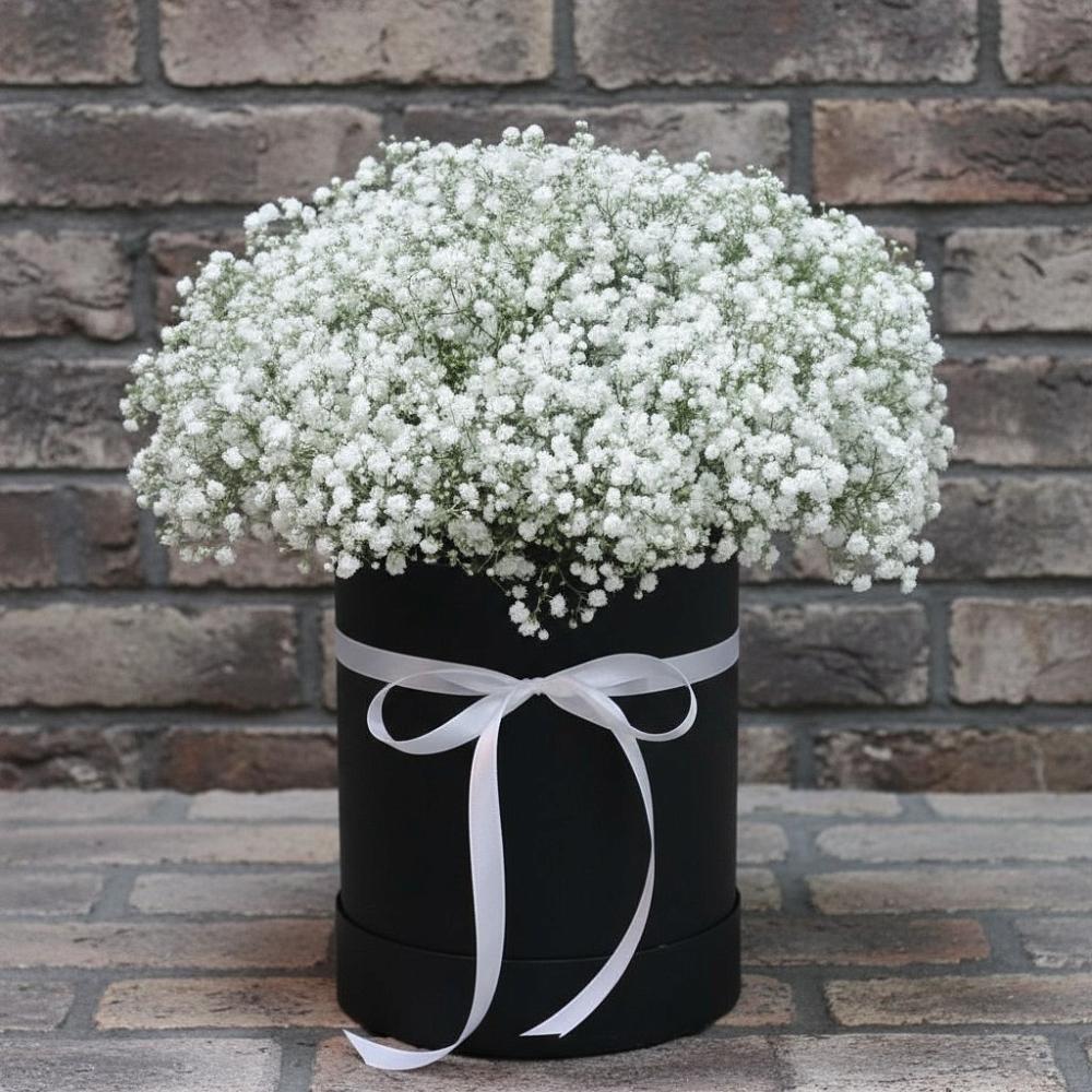 Цветочная композиция из Гипсофила в шляпной коробке в Краснощёково