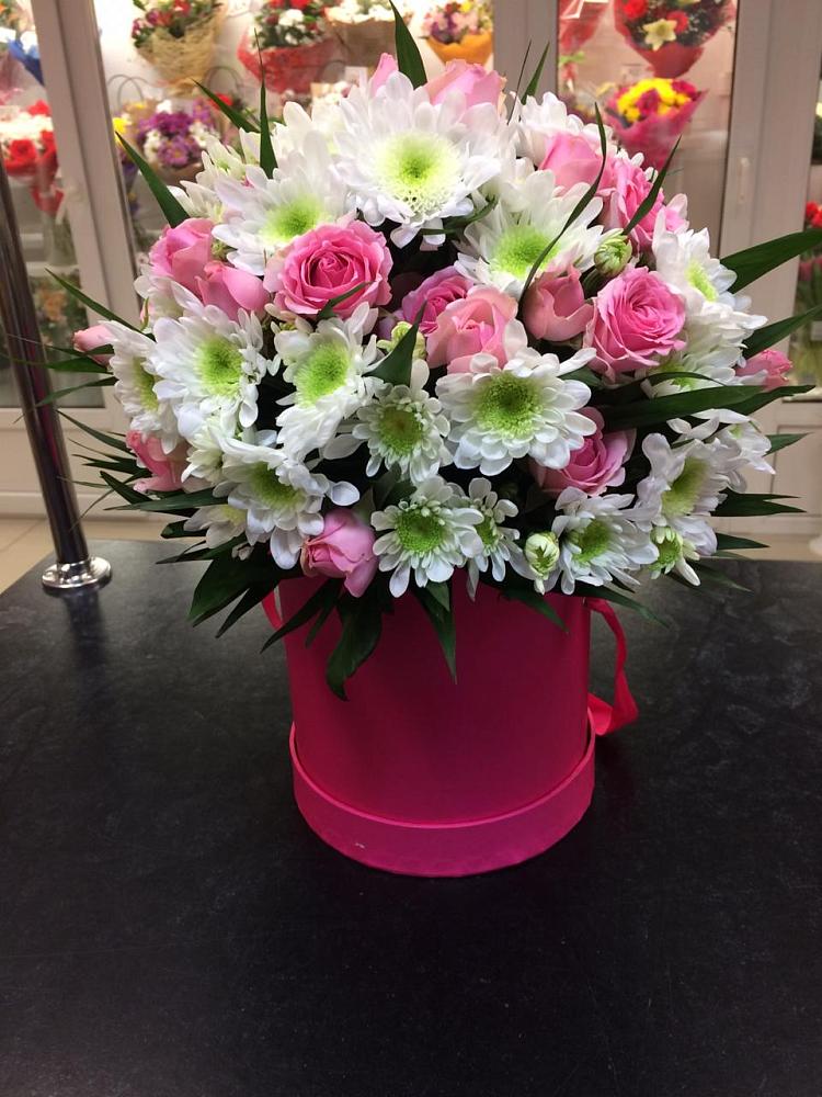 Цветочная композиция из Розы и Хризантемы в шляпной коробке в Краснощёково