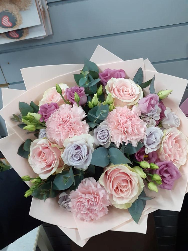 Букет цветов из: Розы, Гвоздики и Лизиантусы в Краснощёково